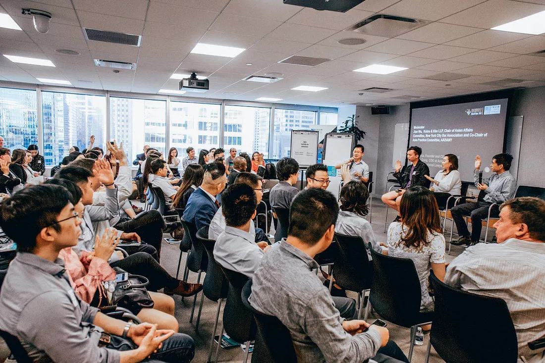 Ông tổ chức nhiều AMA, hội thảo trực tuyến, và hỗ trợ startup trẻ trong ngành.